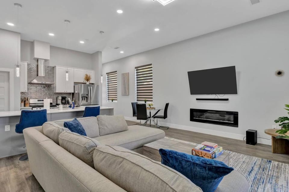 Entire Duplex Unit · Cozy, Bright & Fully Equipped House in Dallas