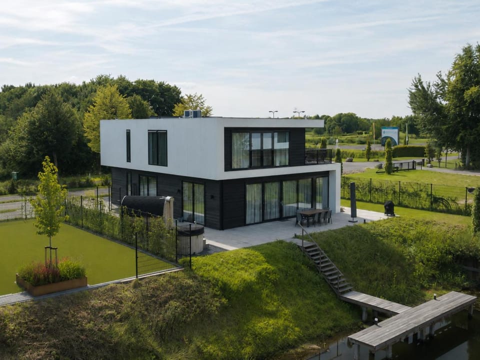 Maan Nr. 300 | 10 Pers. Hottub & Sauna House in Biddinghuizen