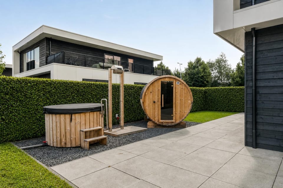 Maan Nr. 300 | 10 Pers. Hottub & Sauna House in Biddinghuizen