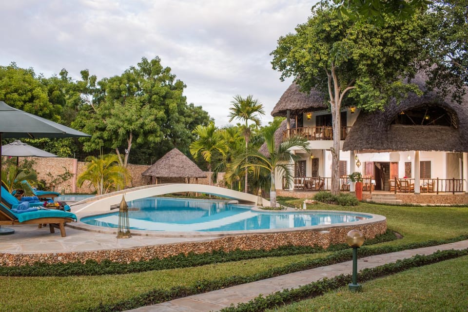 Property building, Garden, Swimming pool