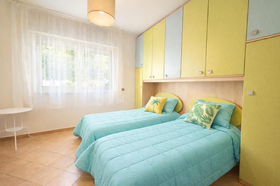 Bed, Photo of the whole room, wardrobe