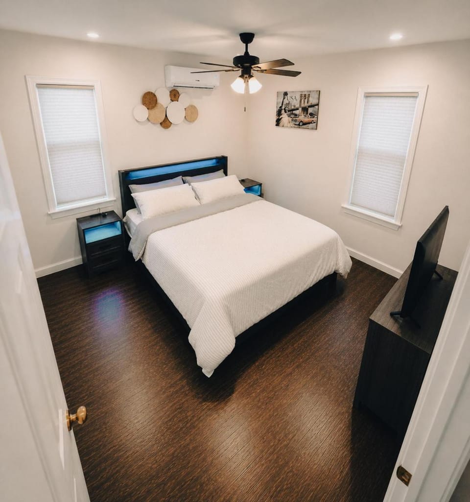 Cozy 2-bedroom with jacuzzi tub in perfect Queens with AC near JFK Apartment in Queens Village