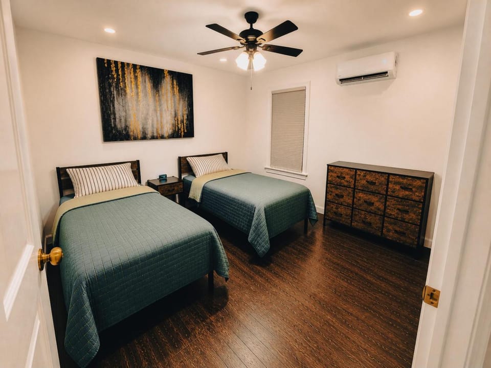 Cozy 2-bedroom with jacuzzi tub in perfect Queens with AC near JFK Apartment in Queens Village