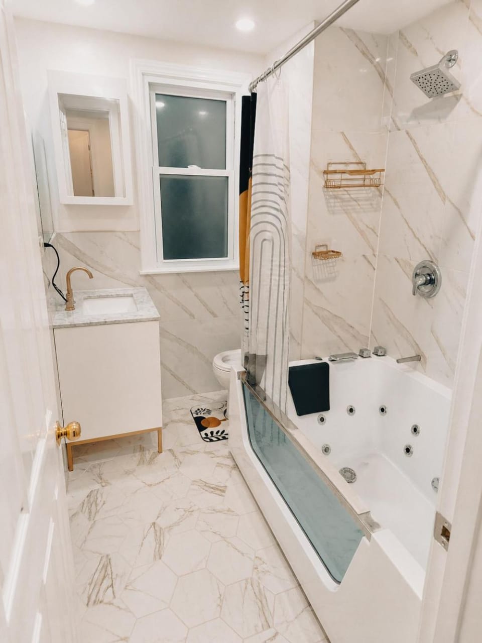 Cozy 2-bedroom with jacuzzi tub in perfect Queens with AC near JFK Apartment in Queens Village