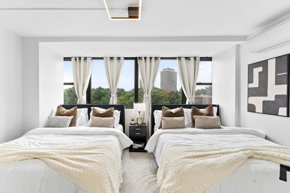 Luxury 2BR w Gym 5 min EWR Metlife NYC Apartment in Newark