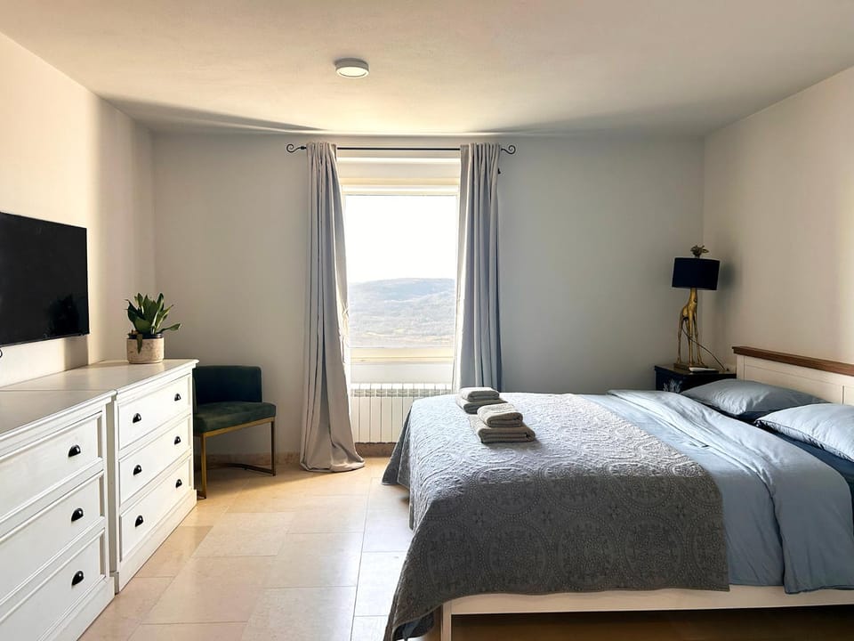 Bed, TV and multimedia, Photo of the whole room, Bedroom