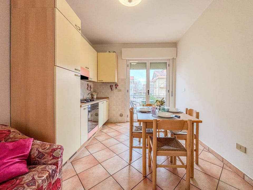 Kitchen or kitchenette, Seating area, Dining area, kitchen