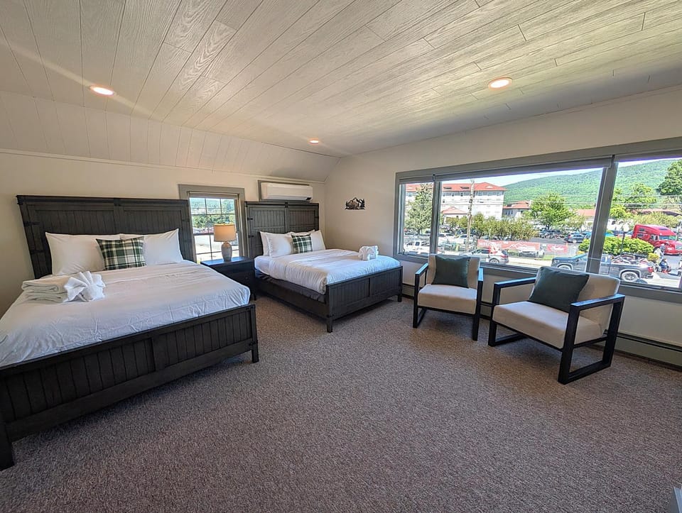 Bed, Photo of the whole room, Seating area, Bedroom, Mountain view