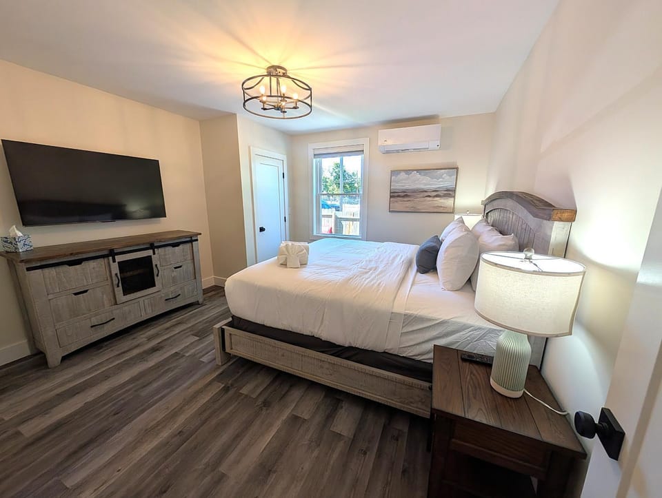 Bed, TV and multimedia, Bedroom, air conditioner