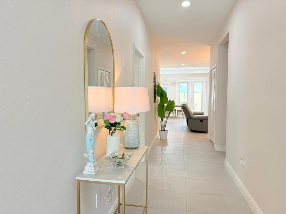 Modern 3BR Home Near Busch Gardens & Downtown House in Tampa