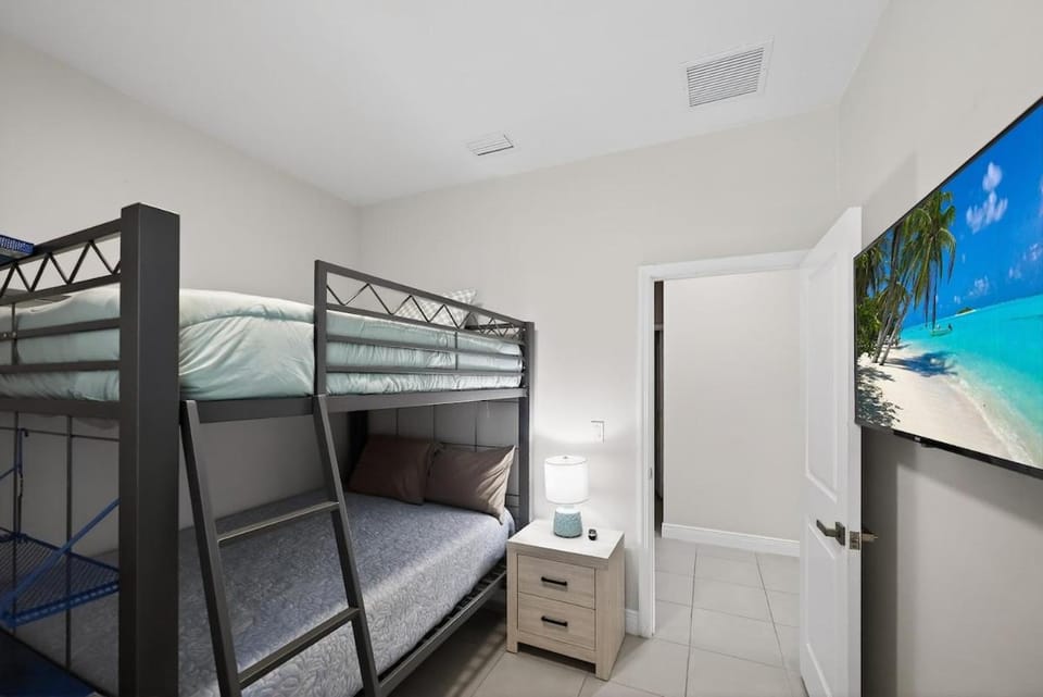 Modern 3BR Home Near Busch Gardens & Downtown House in Tampa