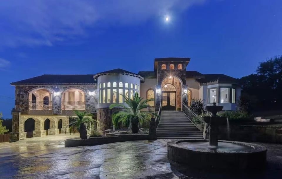5 Star Grand Estate in Lone Star Forest Hideaway House in New Braunfels