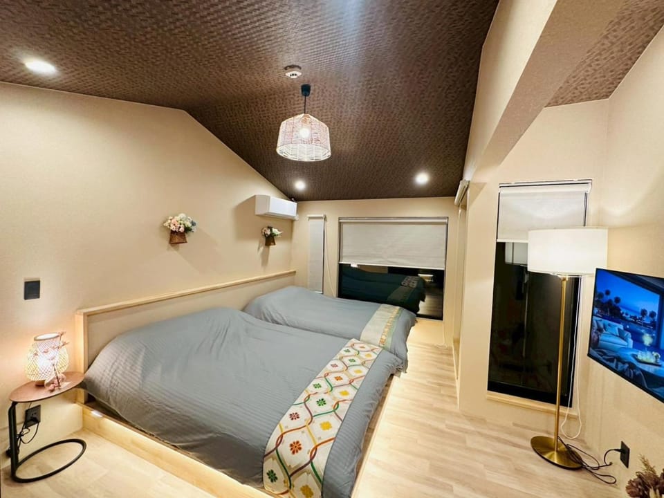 Communal lounge/ TV room, Bed, Bedroom