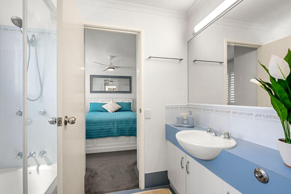 Ocean Breeze Unit 10, 42 King Street, Kings Beach Apartment in Kings Beach