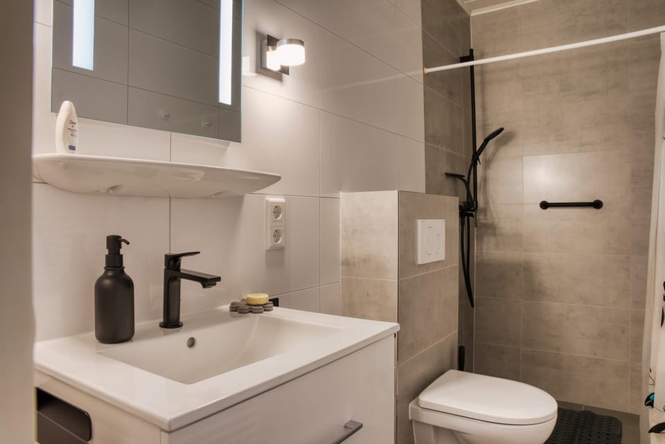 Shower, Toilet, Bathroom, cot, hair dryier, pet friendly, towels