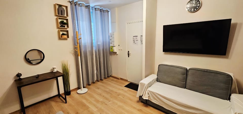 Belle Appartement avec 2 studios 2 salles de bain & Parking Gratuit dans le rue RDC proche centre Apartment in Epernay