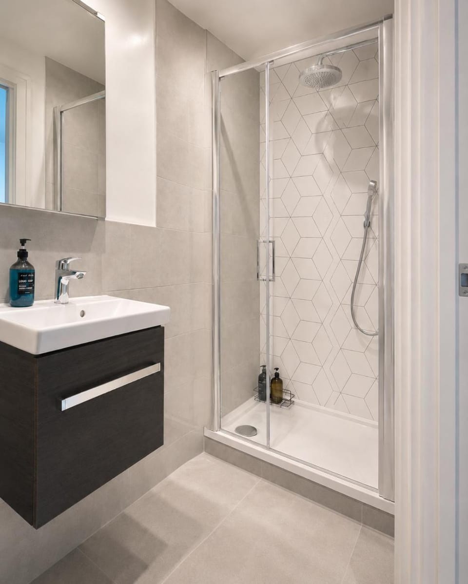 Comfortable Studio Apartment - 7 Minute Drive to Heathrow Airport - Ideal for Long Stays, Relocators, Contractors, Heathrow Trainees & Cabin Crew - Sleeps 3 - Unlimited Free Wi-Fi Cabin in London Borough of Hounslow