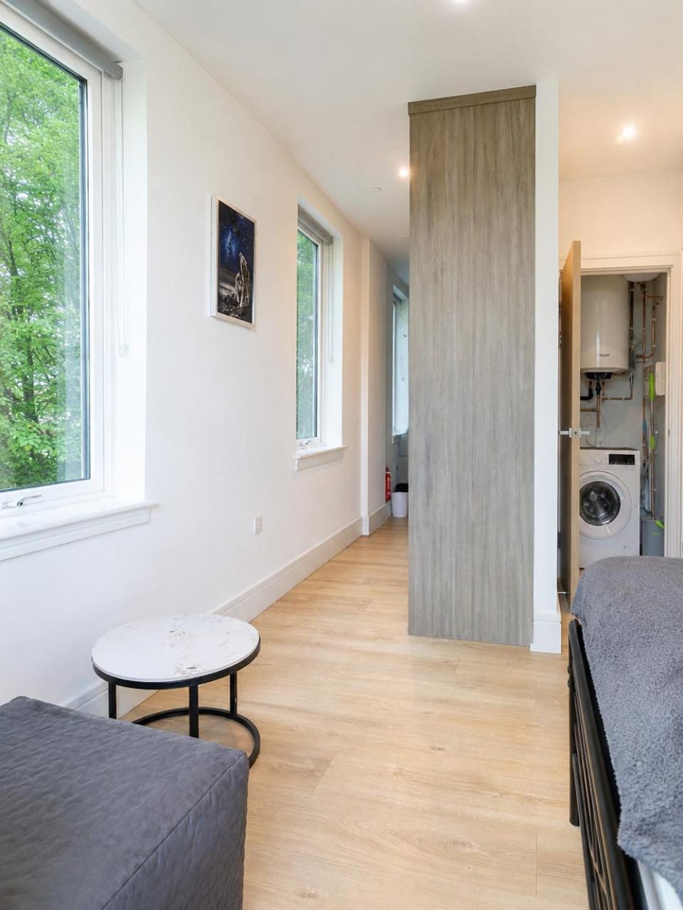 Comfortable Studio Apartment - 7 Minute Drive to Heathrow Airport - Ideal for Long Stays, Relocators, Contractors, Heathrow Trainees & Cabin Crew - Sleeps 3 - Unlimited Free Wi-Fi Cabin in London Borough of Hounslow