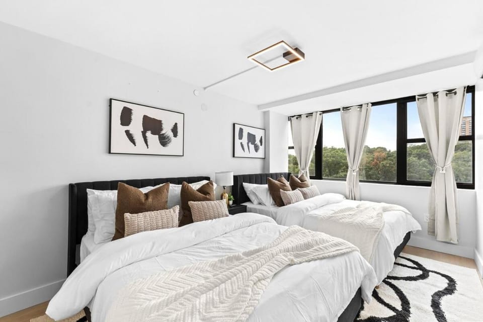 Luxury 2BR Retreat EWR MetLife NYC Access Apartment in Newark