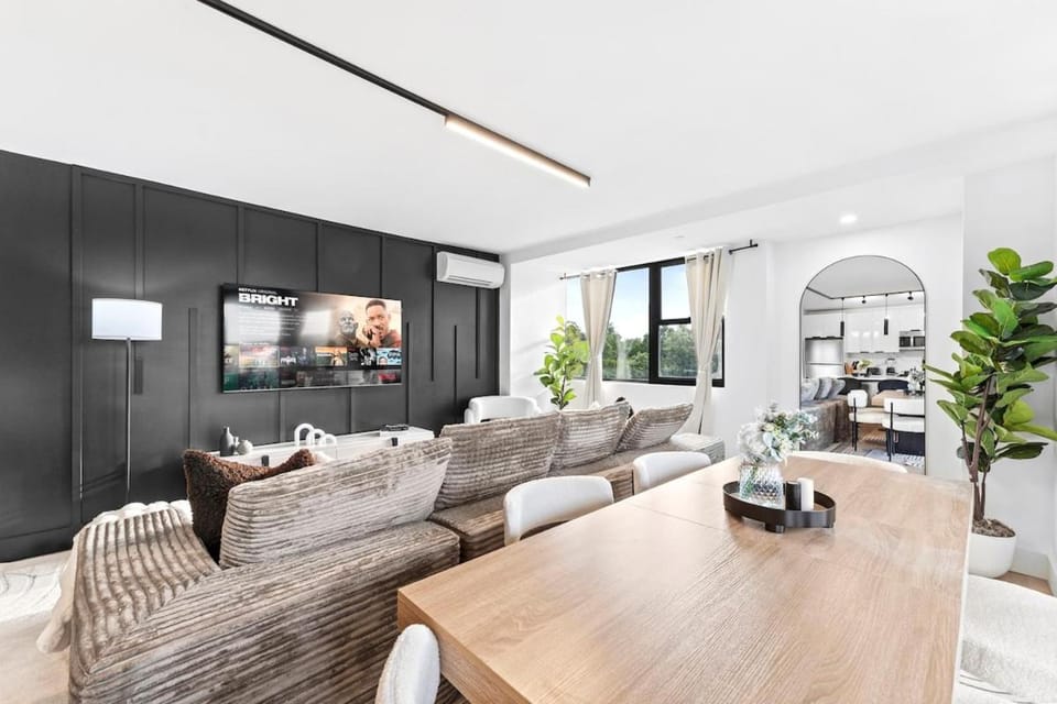 Luxury Oasis Near NYC Met life Sleeps 12 Apartment in Newark