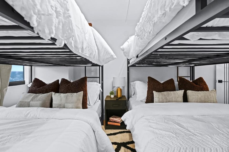 Luxury Oasis Near NYC Met life Sleeps 12 Apartment in Newark