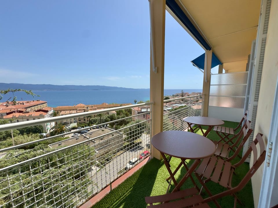 Property building, Day, Natural landscape, Balcony/Terrace, Sea view