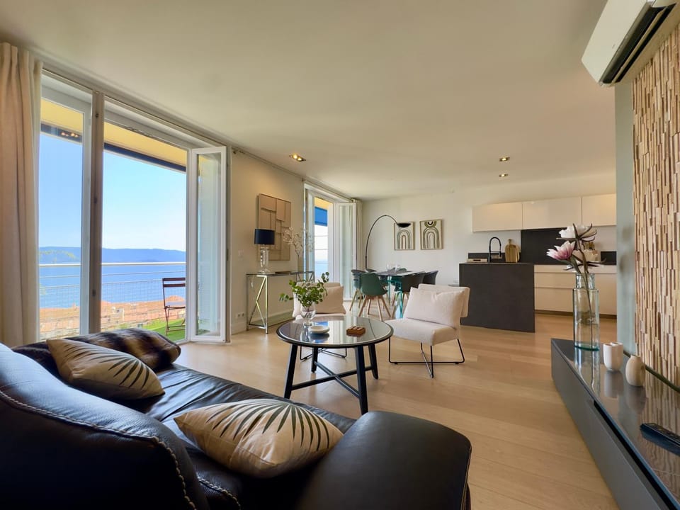 Natural landscape, TV and multimedia, Living room, Seating area, Dining area, Sea view