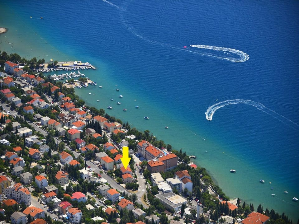 Bird's eye view, Location