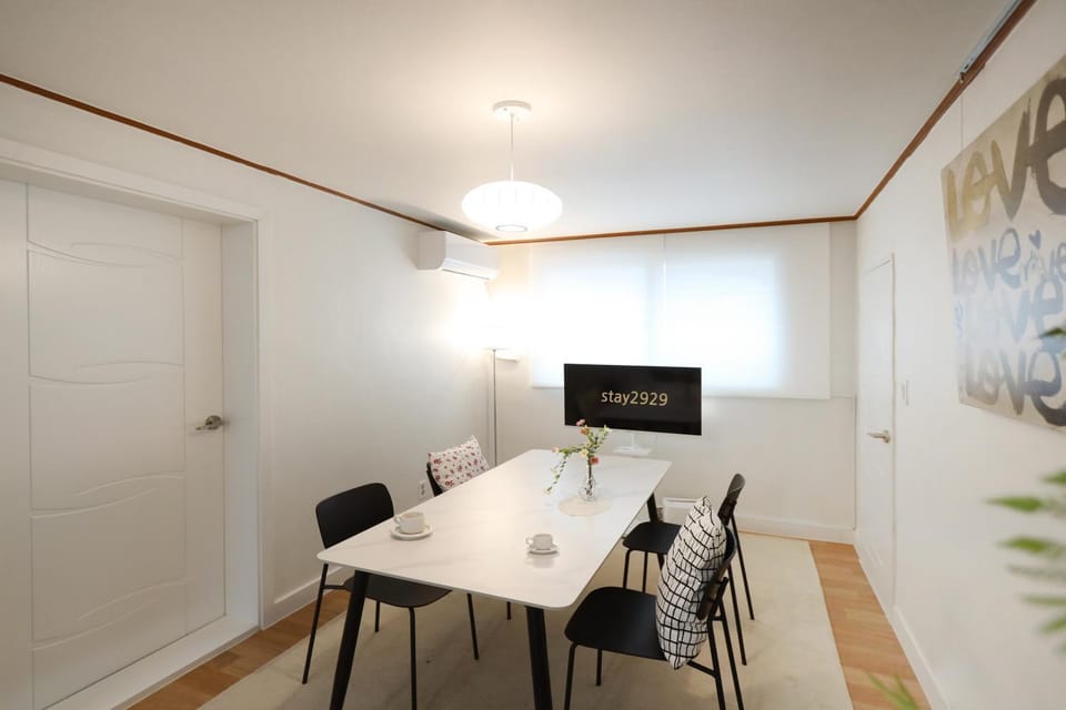 Communal lounge/ TV room, TV and multimedia, Living room, Dining area