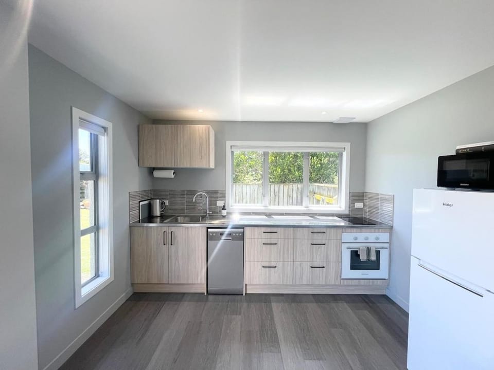 Beachside Bliss - Modern Luxury House in Napier