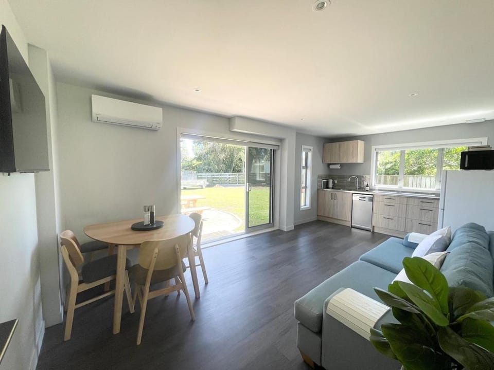 Beachside Bliss - Modern Luxury House in Napier