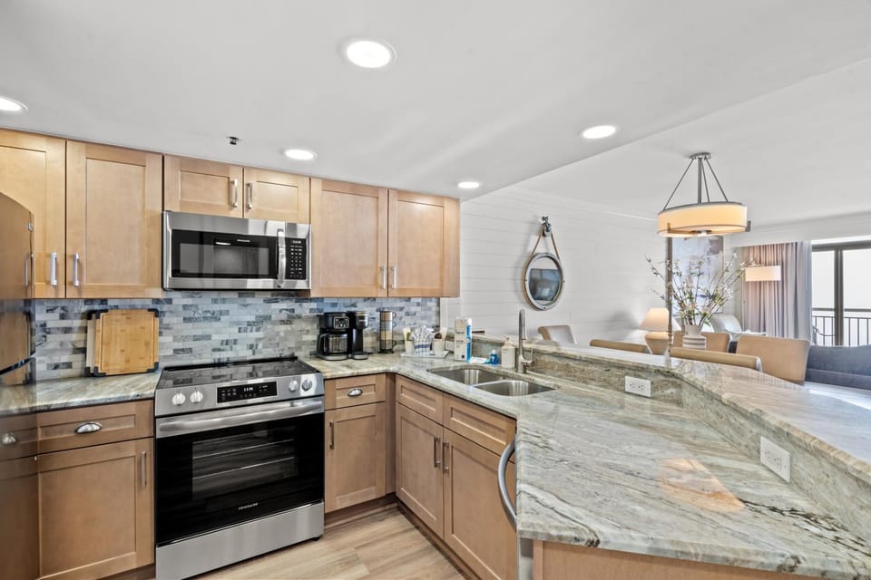 Saltwater Sunrises, Bright Oceanfront Condo w Large Balcony House in Myrtle Beach