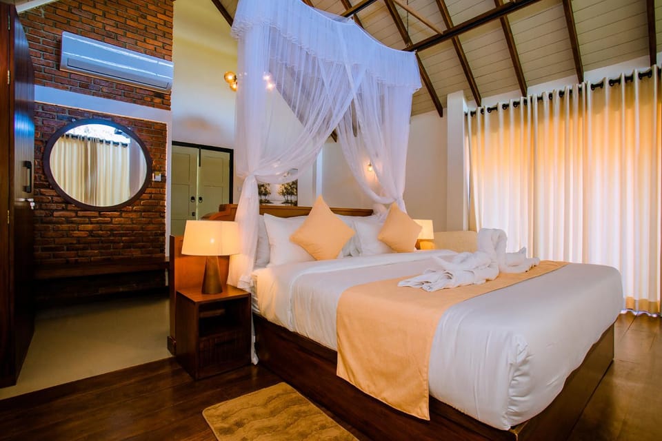 Bed, TV and multimedia, Photo of the whole room, Bedroom, towels