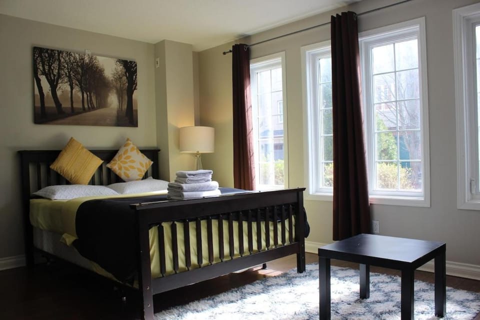 Modern Studio w-Kitchen - Parking Near Appleby GO - 40 Min to Toronto Apartment in Burlington