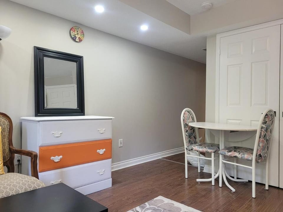 Modern Studio w-Kitchen - Parking Near Appleby GO - 40 Min to Toronto Apartment in Burlington