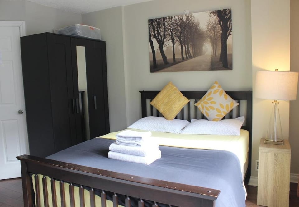 Modern Studio w-Kitchen - Parking Near Appleby GO - 40 Min to Toronto Apartment in Burlington