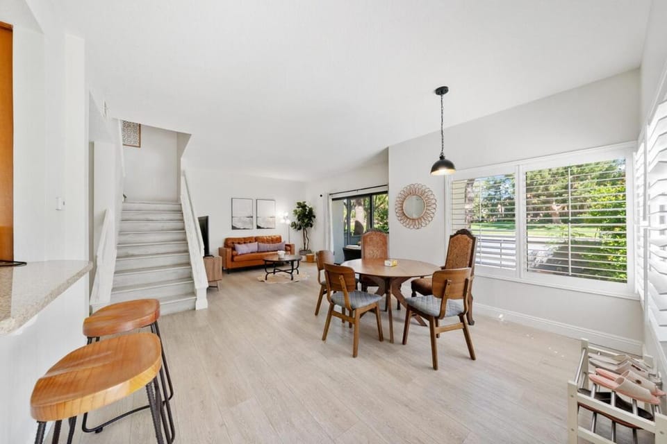 Charming 3BR - Prime Northwood Location Apartment in Tustin