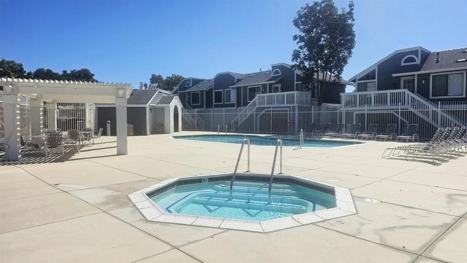 Charming 3BR - Prime Northwood Location Apartment in Tustin