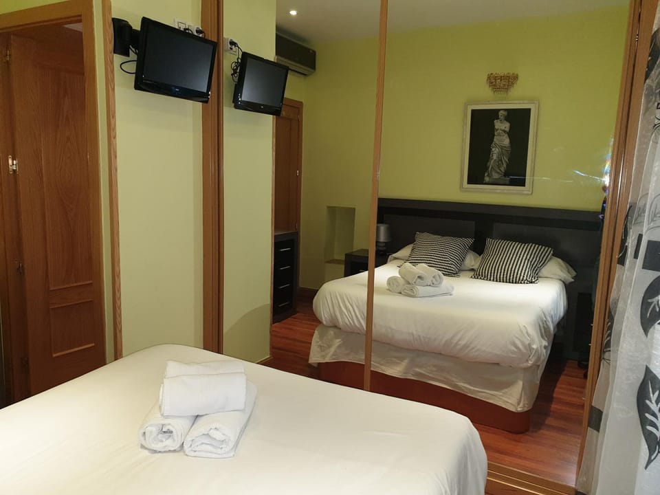 Bed, Photo of the whole room, Decorative detail, Bedroom