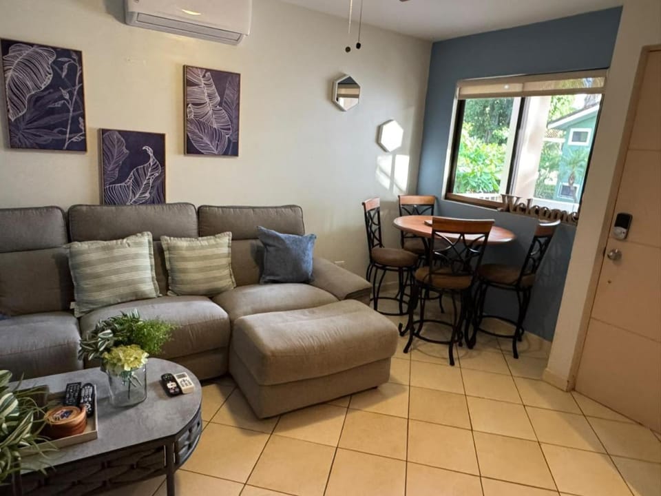 Tropical 2nd floor Condo with Rooftop House in Coco