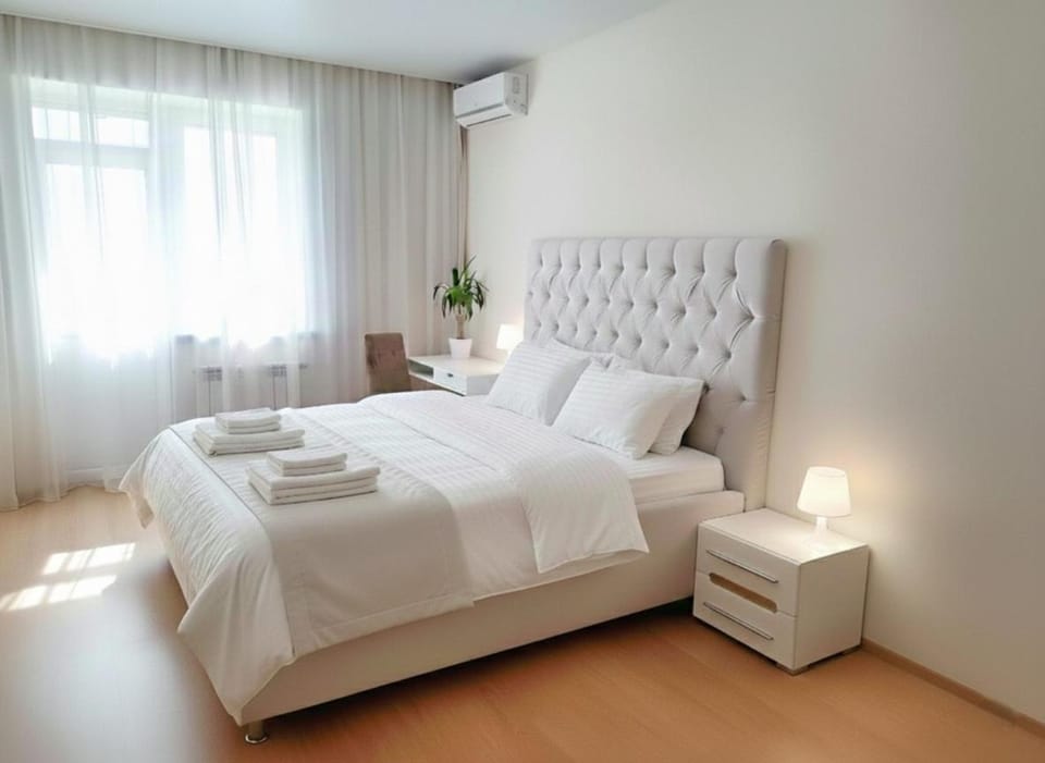 Bed, Photo of the whole room, Bedroom, towels, towels, air conditioner