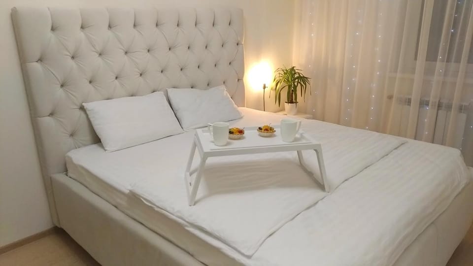 Bed, Living room, Food and drinks, Photo of the whole room, Seating area, Bedroom, Food