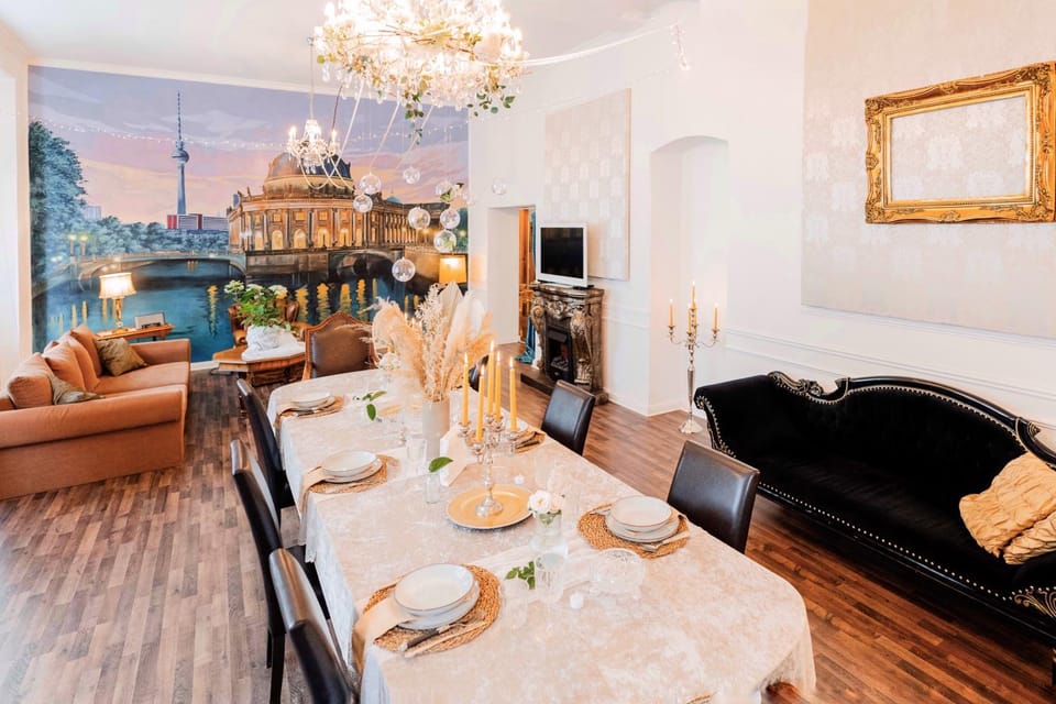 Restaurant/places to eat, Living room, Seating area, City view, City view, Lunch, Lunch, Time of day