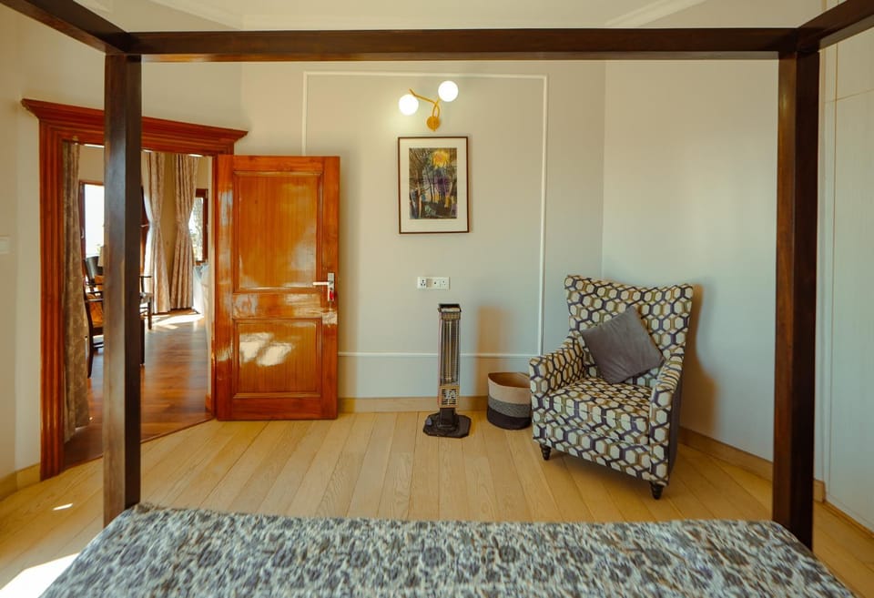 Kb's, Luxury Mountain Villa, Sunset View, Near Kasauli Villa in Himachal Pradesh
