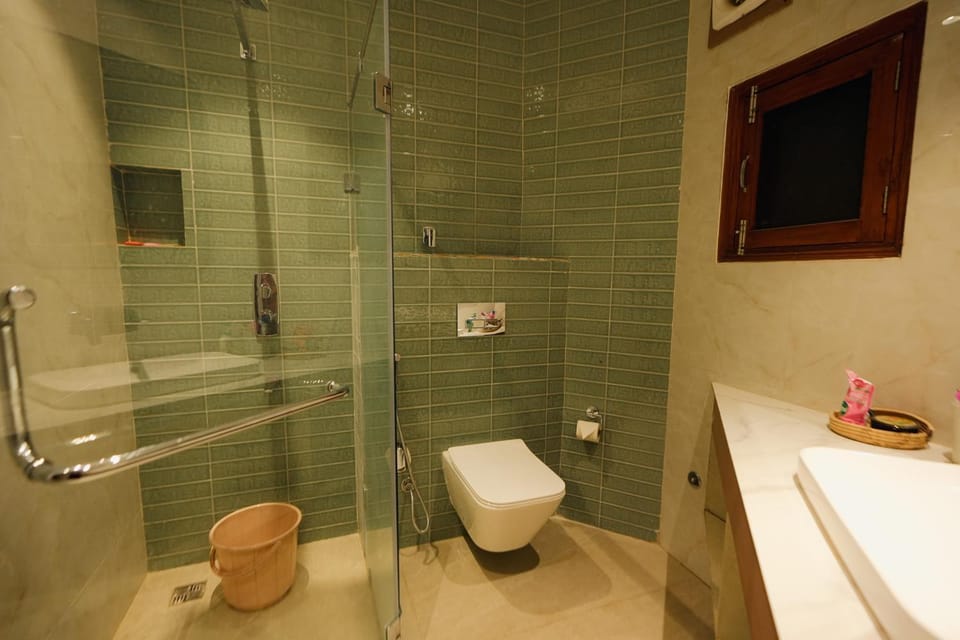 Kb's, Luxury Mountain Villa, Sunset View, Near Kasauli Villa in Himachal Pradesh