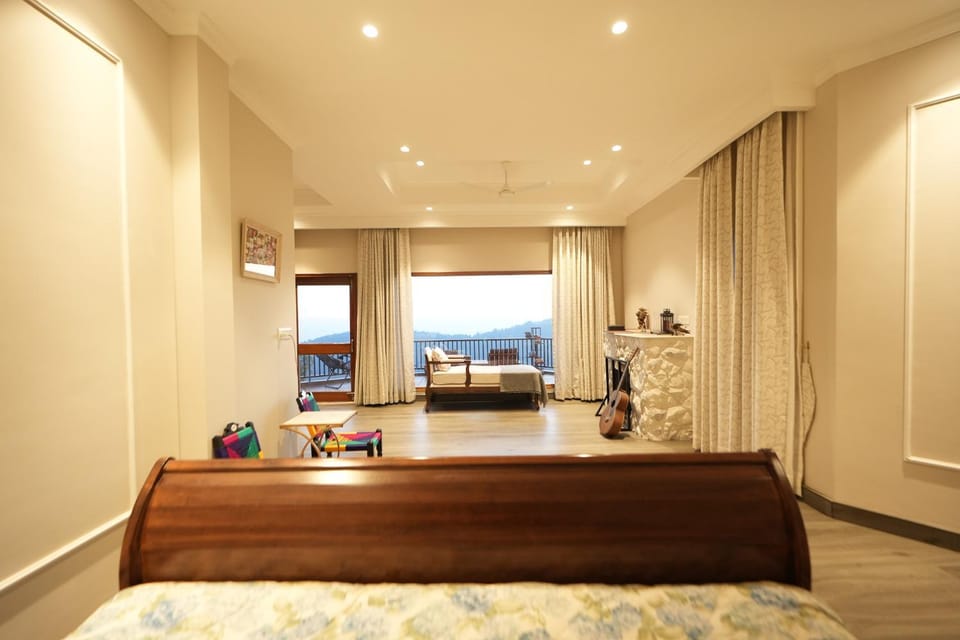 Kb's, Luxury Mountain Villa, Sunset View, Near Kasauli Villa in Himachal Pradesh