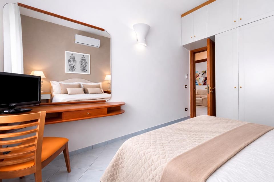 Bed, TV and multimedia, Photo of the whole room, wardrobe