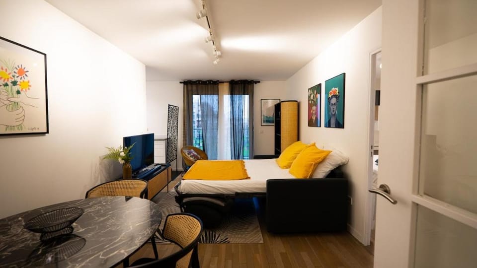 Sky One La Defense Apartment in Puteaux