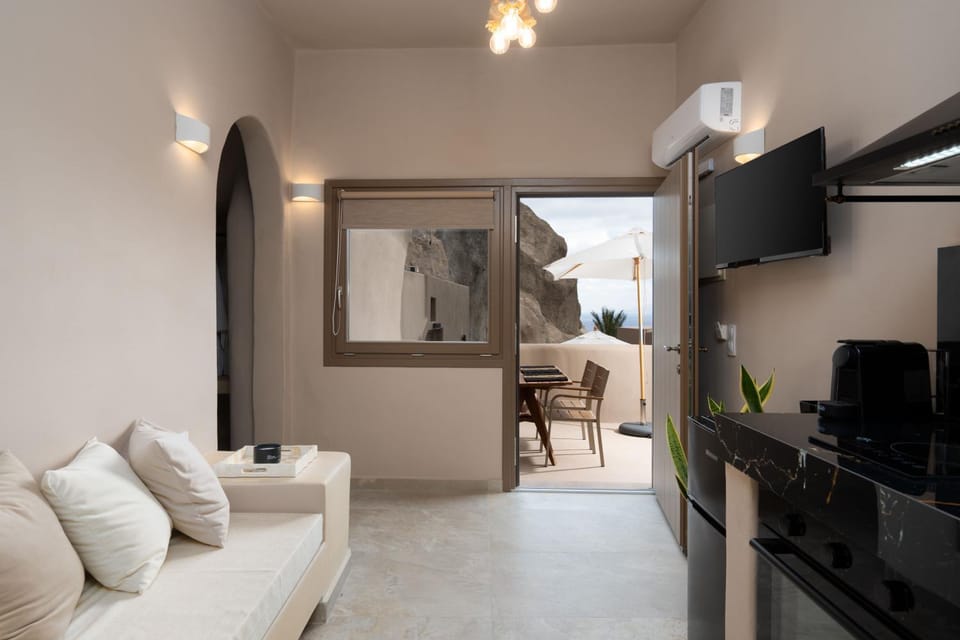 TV and multimedia, Kitchen or kitchenette, Living room, Seating area