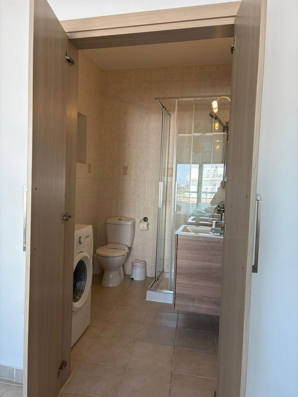 Shower, Toilet, Bathroom, towels